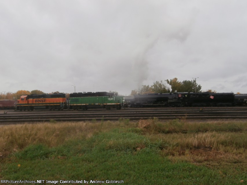 MILW 261 backs up pass BNSF 1541 + 2795